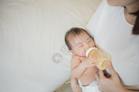 新生女婴喝牛奶图片