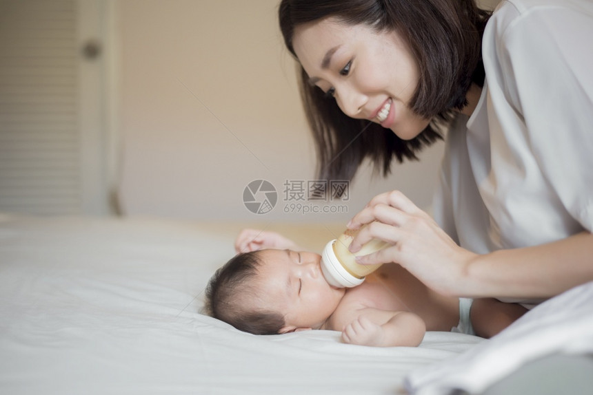 给新生儿喂牛奶图片