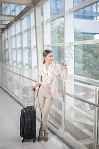 美丽的商业女人在机场行走商业旅概念图片