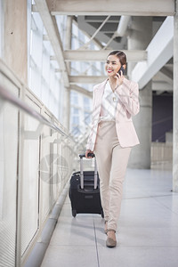美丽的商业女人在机场行走商业旅概念背景图片