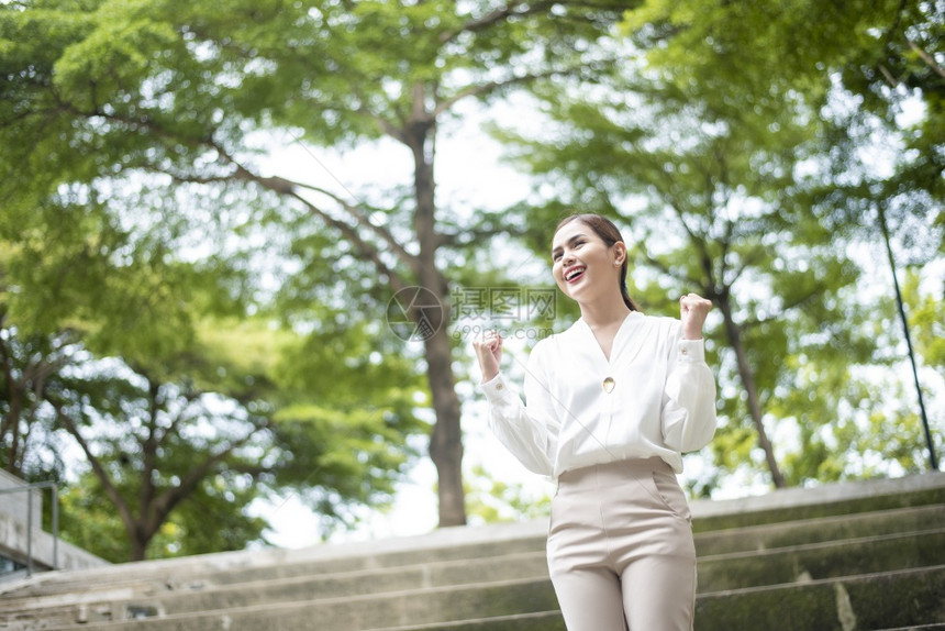 美丽的女商人在户外成功图片