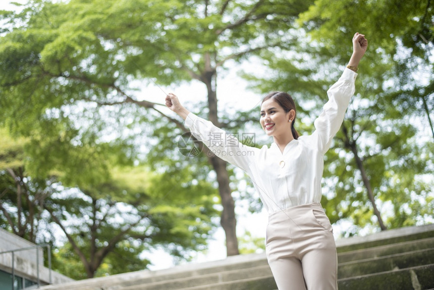 美丽的女商人在户外成功图片