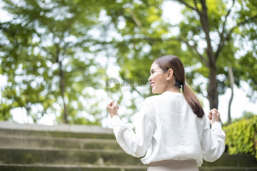 美丽的女商人在户外成功图片