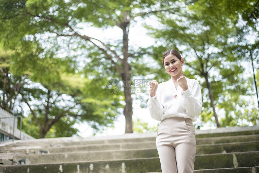 美丽的女商人在户外成功图片