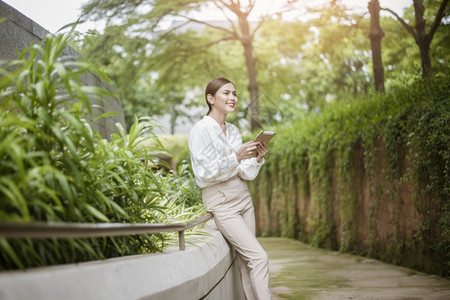 美丽的女商人在办公室外工作图片