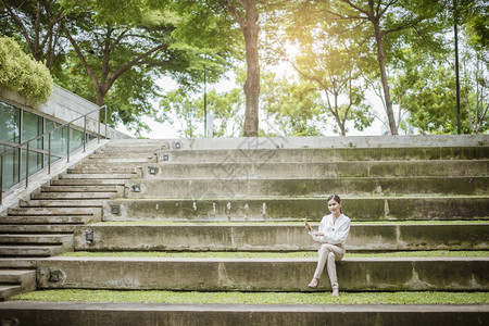 美丽的女商人在办公室外工作背景图片