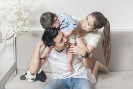 幸福的亚洲家庭在和儿子一起享受快乐图片