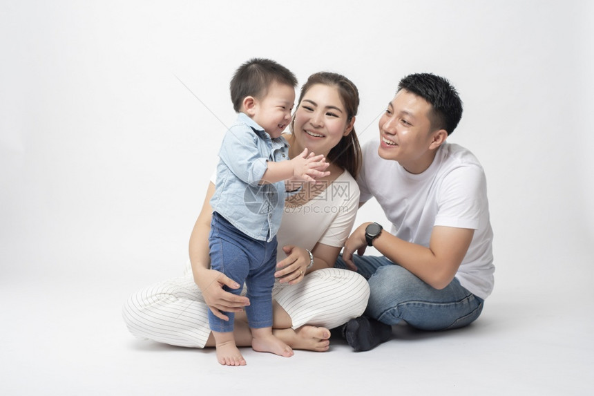 幸福的亚洲家庭和儿子一起在工作室图片