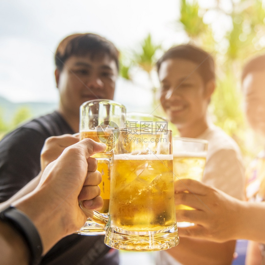 乐朋友在户外喝啤酒欢乐友谊概念图片