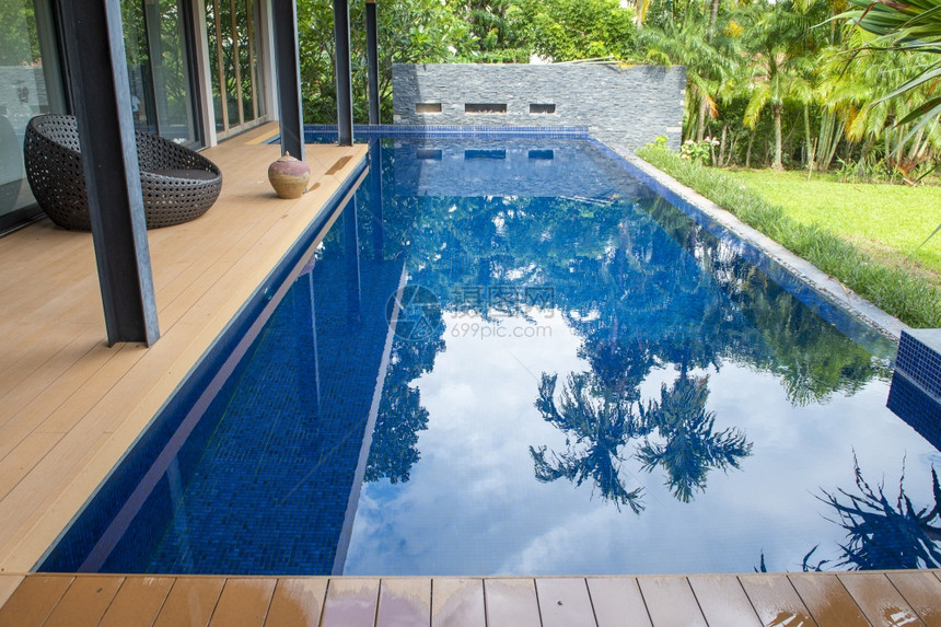 现代房屋中的游泳池图片