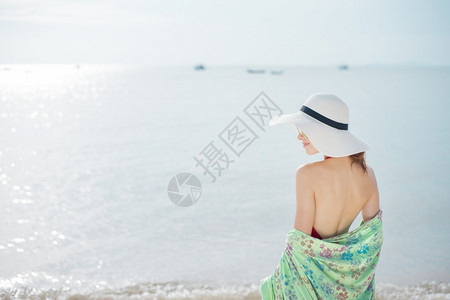 在海滩上穿红色泳衣的黑美女背景图片