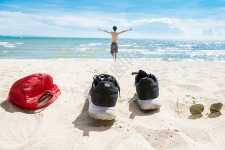 自由人正奔向大海度假暑概念图片