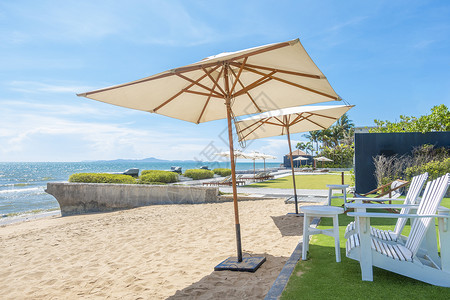 沙滩上带太阳雨伞的坐椅背景图片