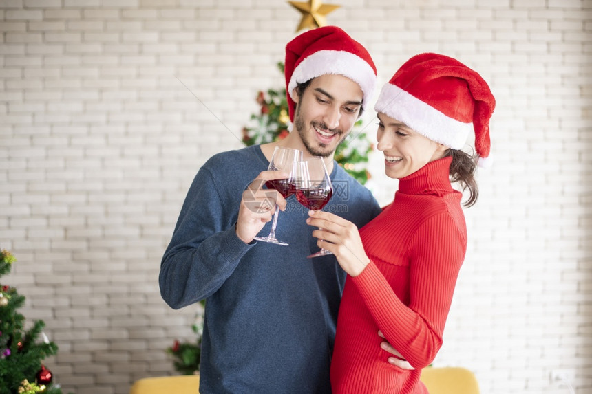 情侣圣诞节在家饮酒干杯图片
