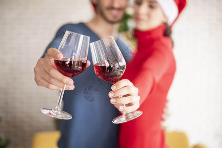 情侣圣诞节在家饮酒干杯图片