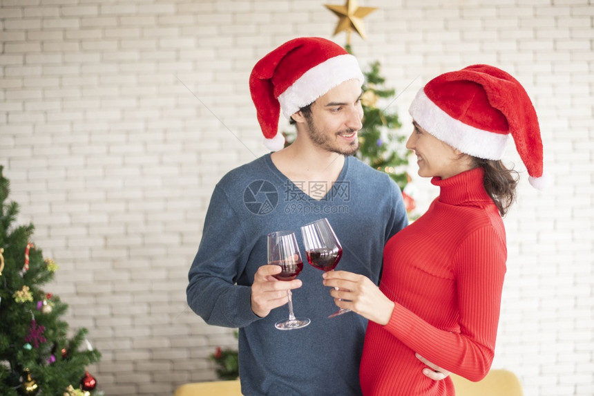 情侣共饮红酒庆祝圣诞节图片
