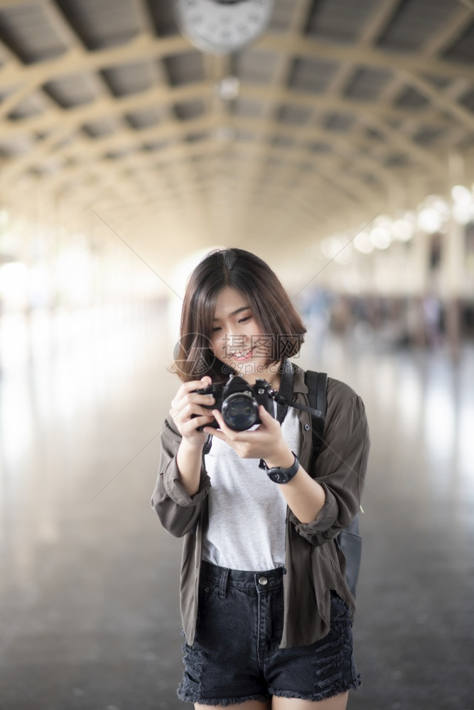 年轻的亚洲旅行女青年在泰国曼谷享受美丽的地方图片