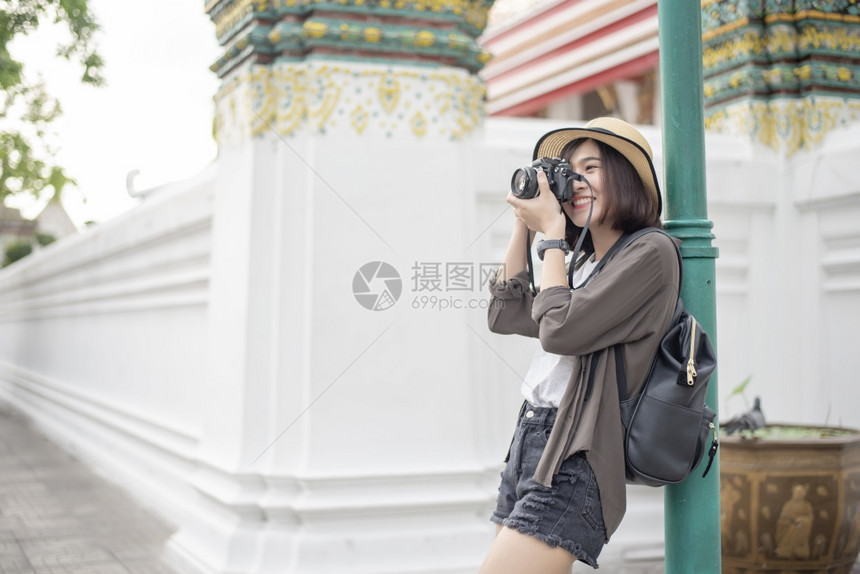 年轻的亚洲旅行女青年在泰国曼谷享受美丽的地方图片