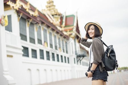 耀华力年轻的亚洲旅行女青年在泰国曼谷享受美丽的地方背景