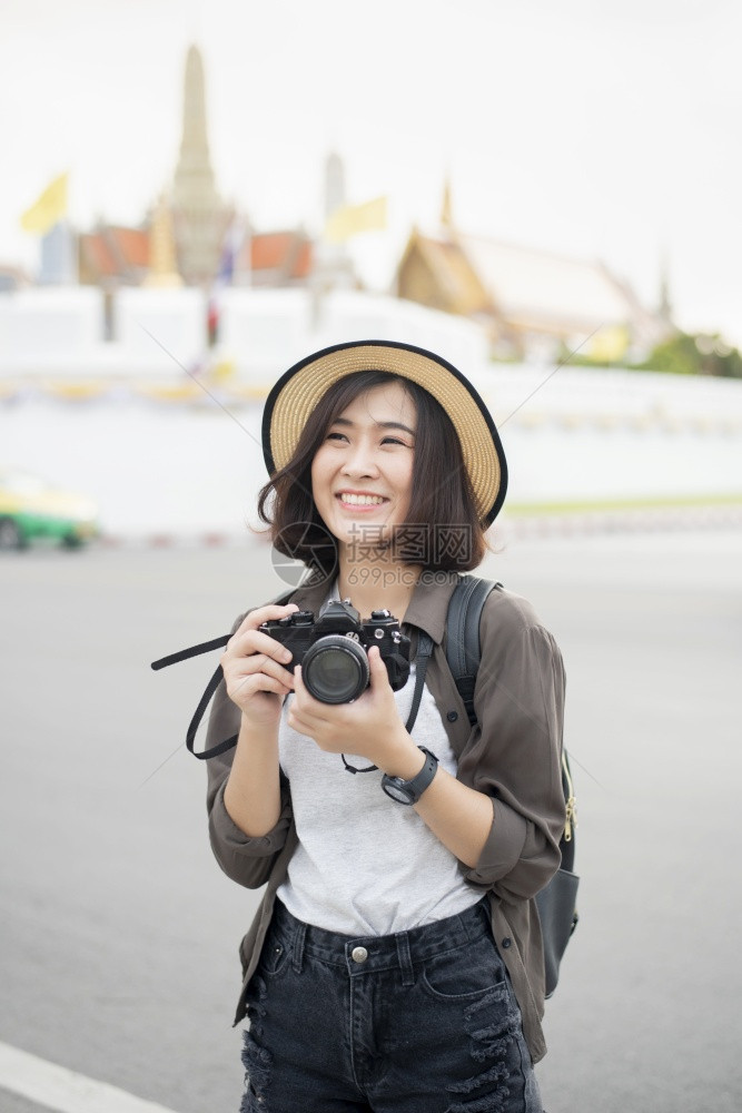 年轻的亚洲旅行女青年在泰国曼谷享受美丽的地方图片