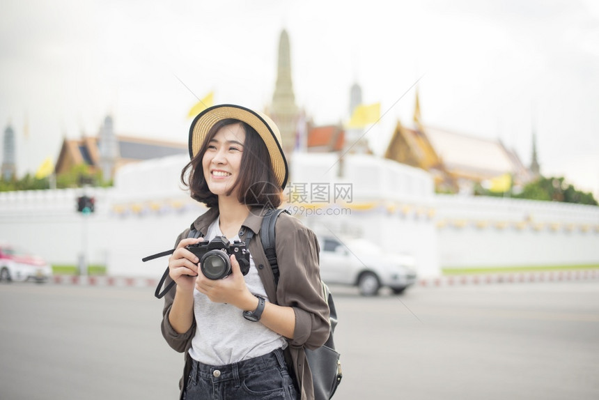 年轻的亚洲旅行女青年在泰国曼谷享受美丽的地方图片