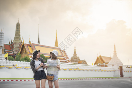 耀华力年轻亚洲旅行女孩在泰国曼谷享受美丽的地方背景