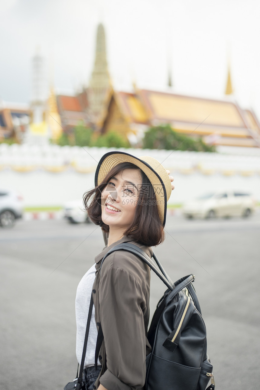 年轻的亚洲旅行女青年在泰国曼谷享受美丽的地方图片