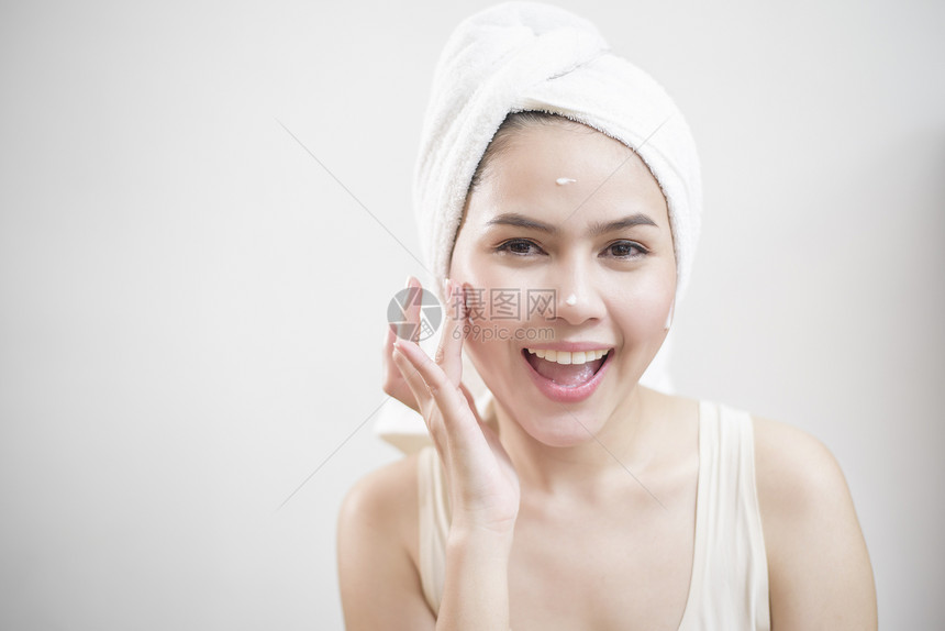 女人在脸上涂奶油图片
