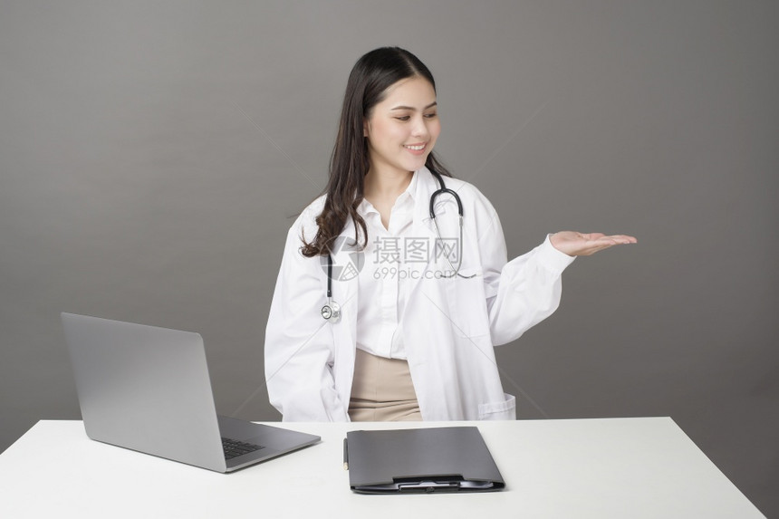 医生正在展示疗分析的手在她上图片