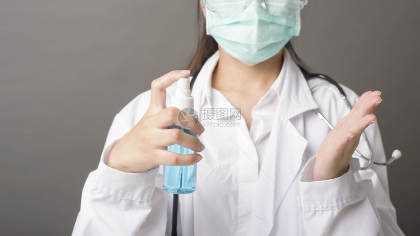 女医生正在使用洗手液图片