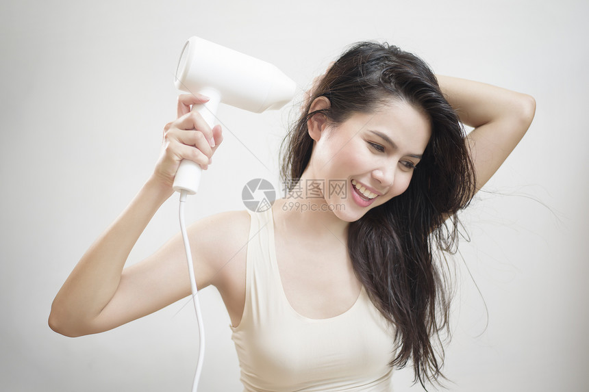 女人洗完澡后在擦头发图片