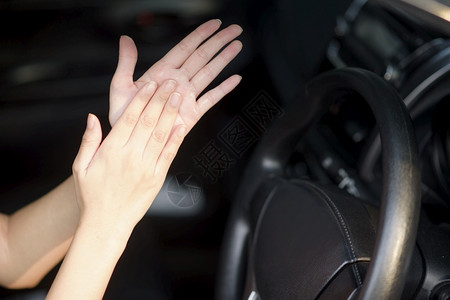 女人用手在车里洗液图片