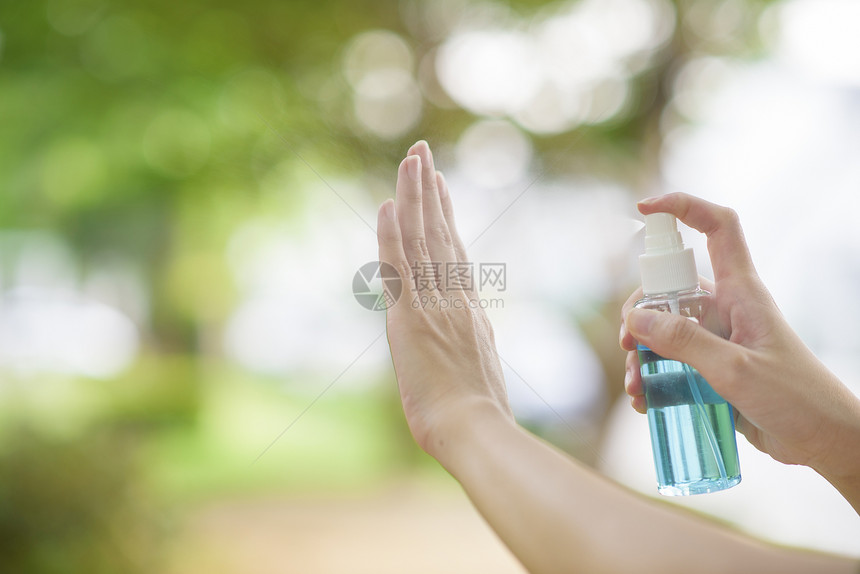 在户外喷洒酒精净化剂图片