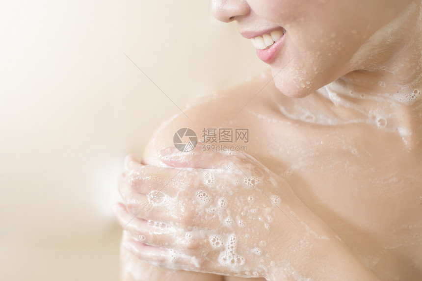 快乐的美女在洗澡图片