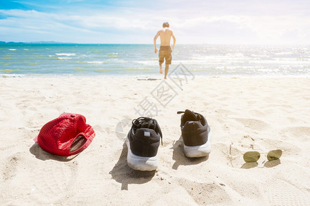 自由人正奔向大海度假暑概念图片