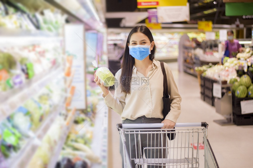 女人在超市买东西面罩图片