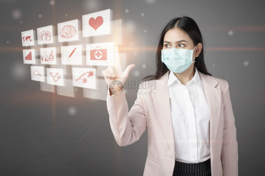 商业妇女佩戴假面具在虚拟屏幕商业技术保健概念上贴数字医学标志图片