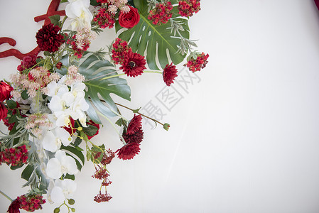 白色婚礼装饰和玫瑰花图片