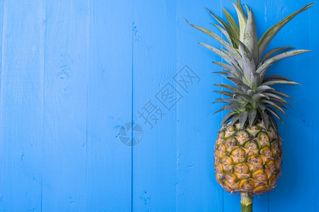 蓝木板桌上的菠萝图片