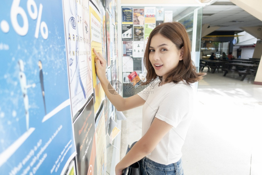 美丽的大学女生考试很兴奋图片