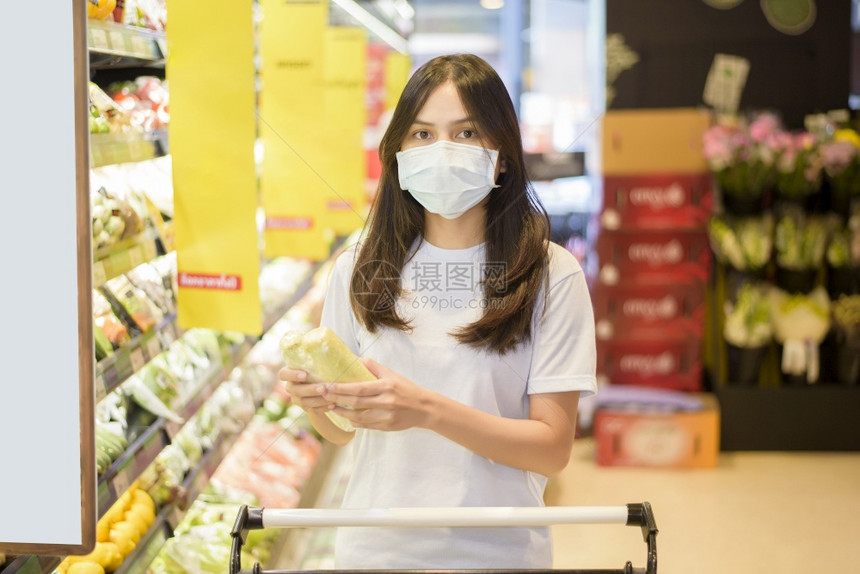 女人在超市买东西面罩图片