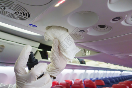 戴着一次性手套给机舱内清洁消毒图片