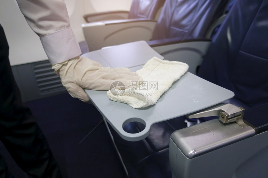 在机舱内给座椅清洁消毒图片