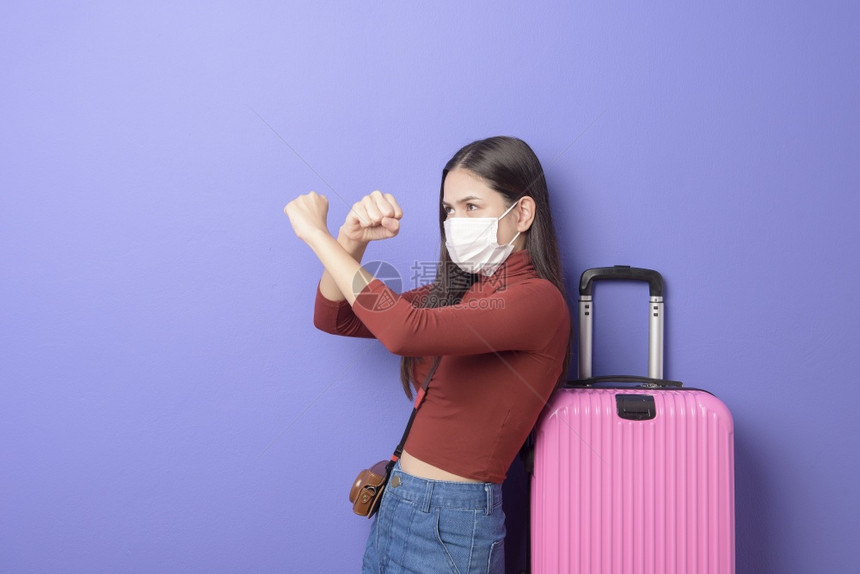 年轻旅行妇女脸罩新正常旅行概念的肖像图片