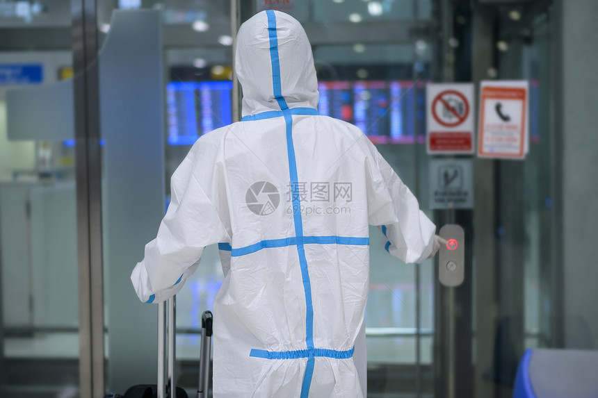 亚裔男子在机场电梯安全旅行保护与社会偏移概念图片