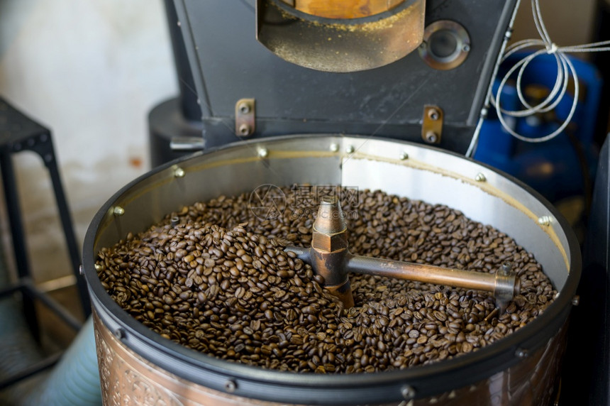 咖啡豆在咖啡店的烘焙机里烘焙咖啡豆在咖啡店的烘焙机里烘焙图片