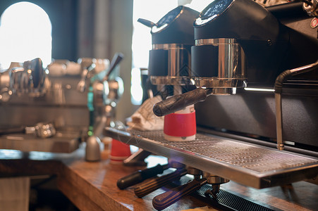 咖啡机的特写镜头正在咖啡店准备咖啡咖啡机特写在咖啡店准备咖啡图片