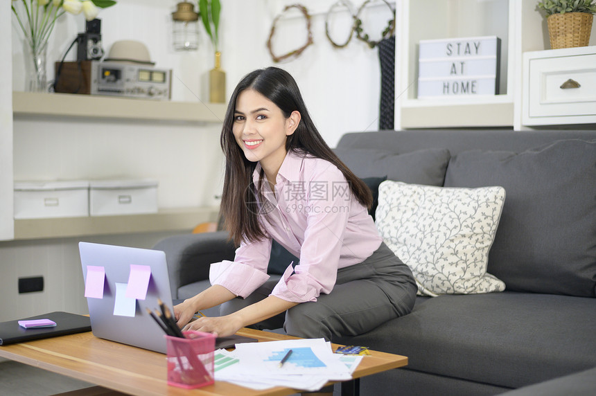 一名商业妇女正在使用笔记本电脑分析客厅在家工作商业技术概念中的商业增长图数据图片