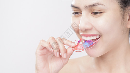 特写美丽的牙齿女人用牙套戴牙套的美女牙齿特写图片