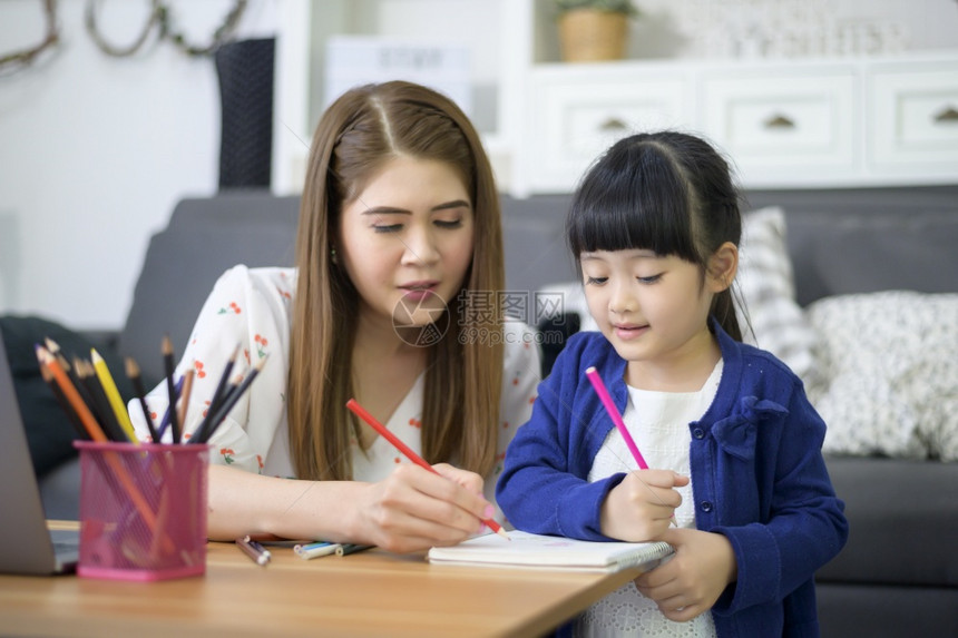 AsiaHappy母女使用笔记本电脑在家中通过互联网上学习图片